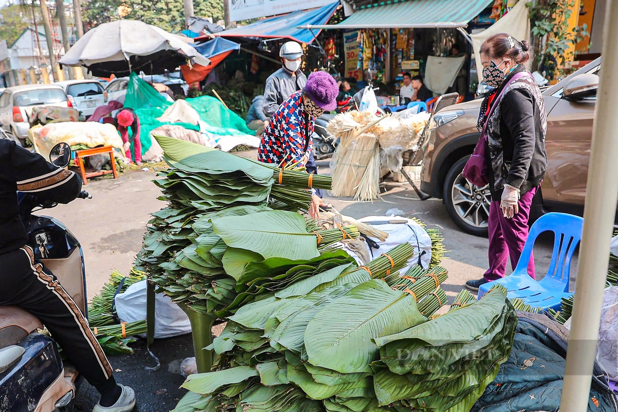 Chợ lá dong lâu đời nhất Hà Nội tấp nập, nhộn nhịp những ngày giáp Tết Nguyên đán 2025- Ảnh 11.