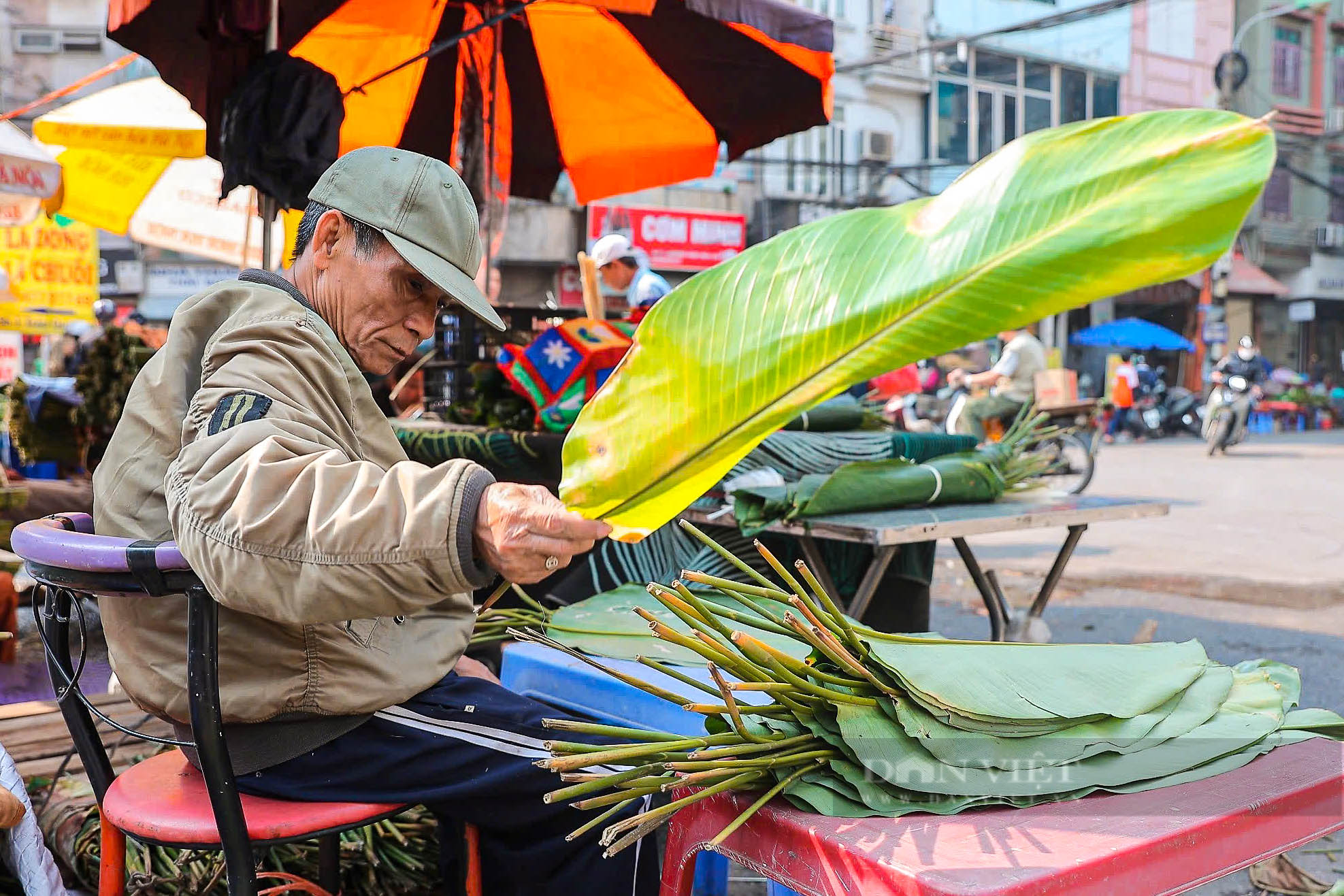 Chợ lá dong lâu đời nhất Hà Nội tấp nập, nhộn nhịp những ngày giáp Tết Nguyên đán 2025- Ảnh 12.