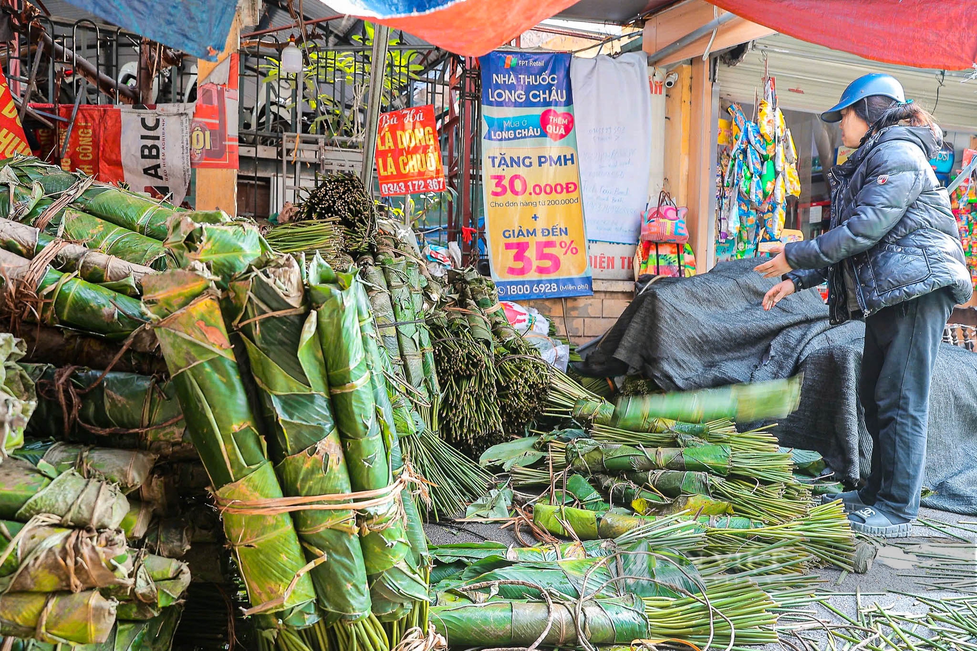 Chợ lá dong lâu đời nhất Hà Nội tấp nập, nhộn nhịp những ngày giáp Tết Nguyên đán 2025- Ảnh 13.