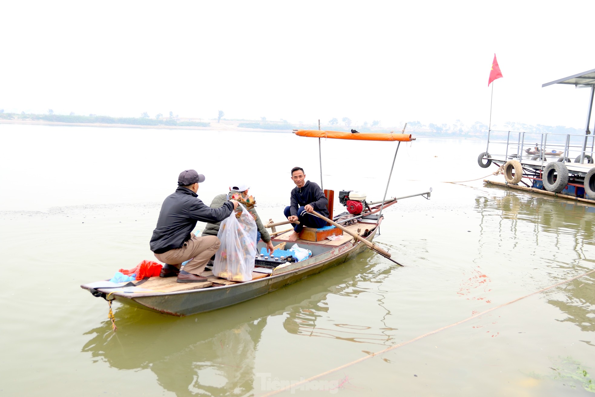 Bát hương, bàn thờ, túi nilon ngập kín ven bờ sông Hồng ngày ông Công ông Táo ảnh 6