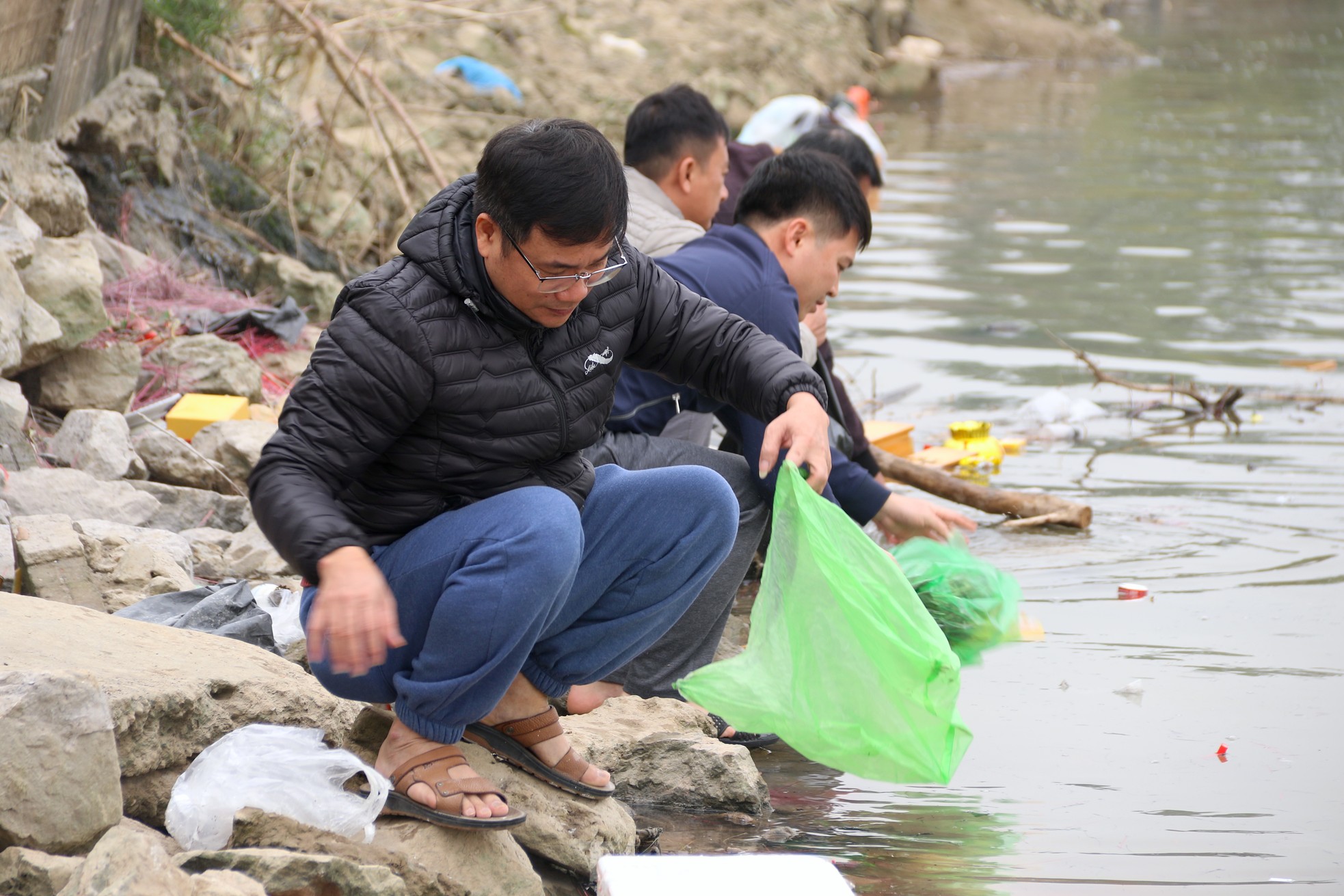 Bát hương, bàn thờ, túi nilon ngập kín ven bờ sông Hồng ngày ông Công ông Táo ảnh 8