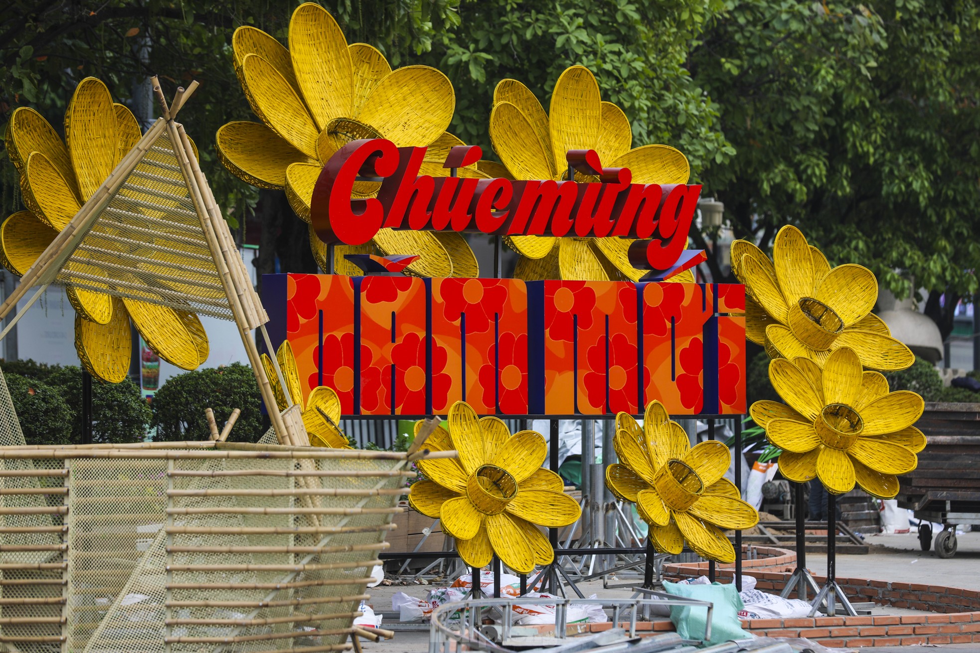 Cận cảnh cặp linh vật rắn khổng lồ ở Đường hoa Nguyễn Huệ ảnh 3