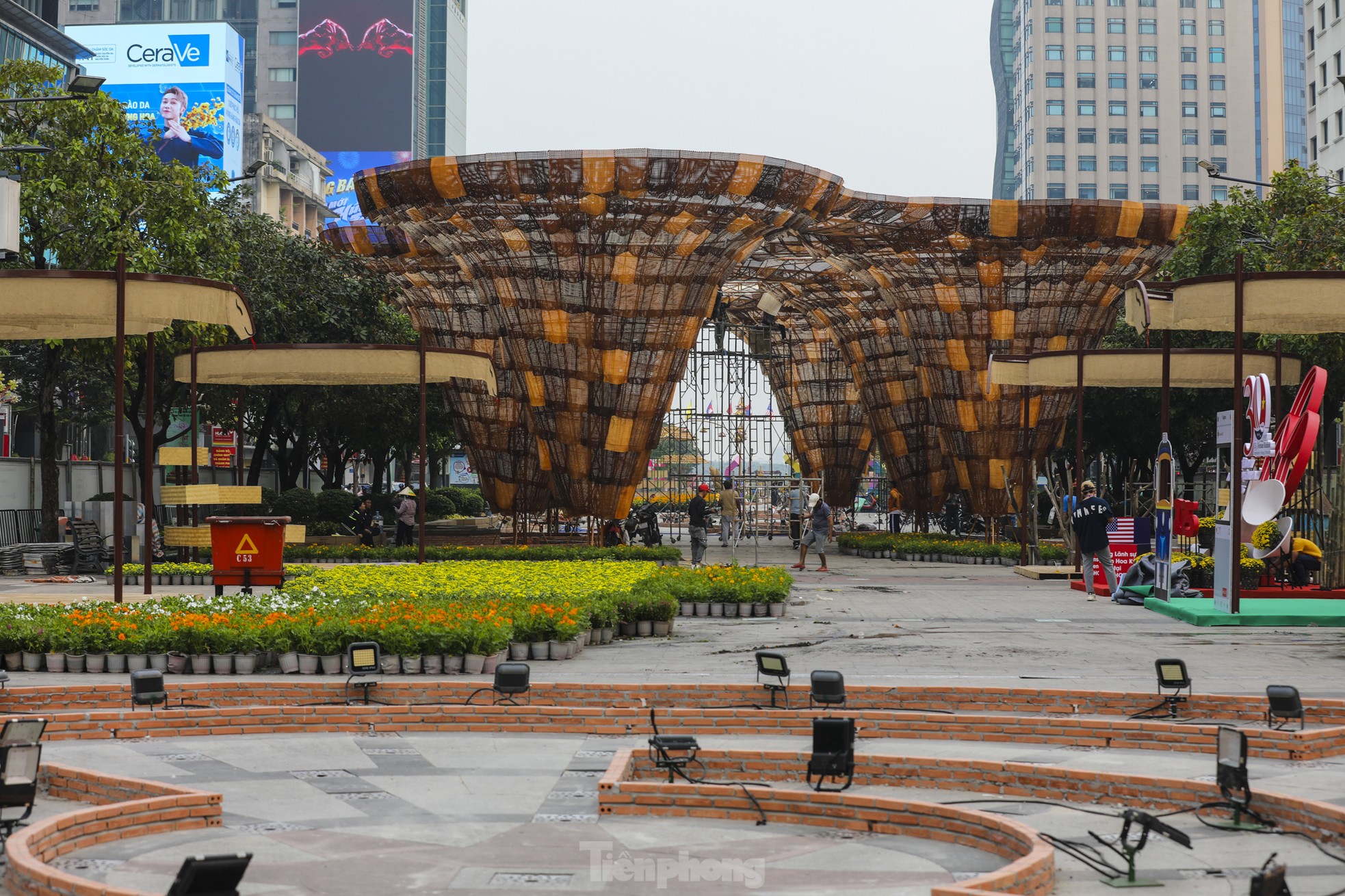 Cận cảnh cặp linh vật rắn khổng lồ ở Đường hoa Nguyễn Huệ ảnh 6