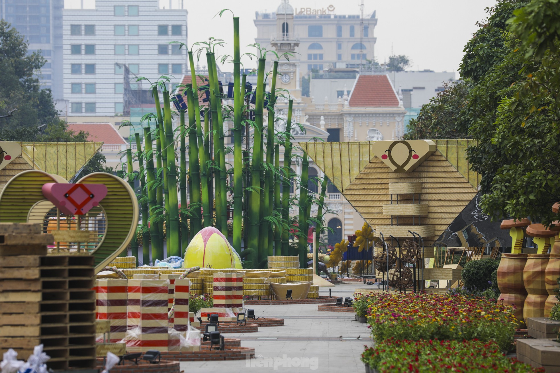 Cận cảnh cặp linh vật rắn khổng lồ ở Đường hoa Nguyễn Huệ ảnh 7