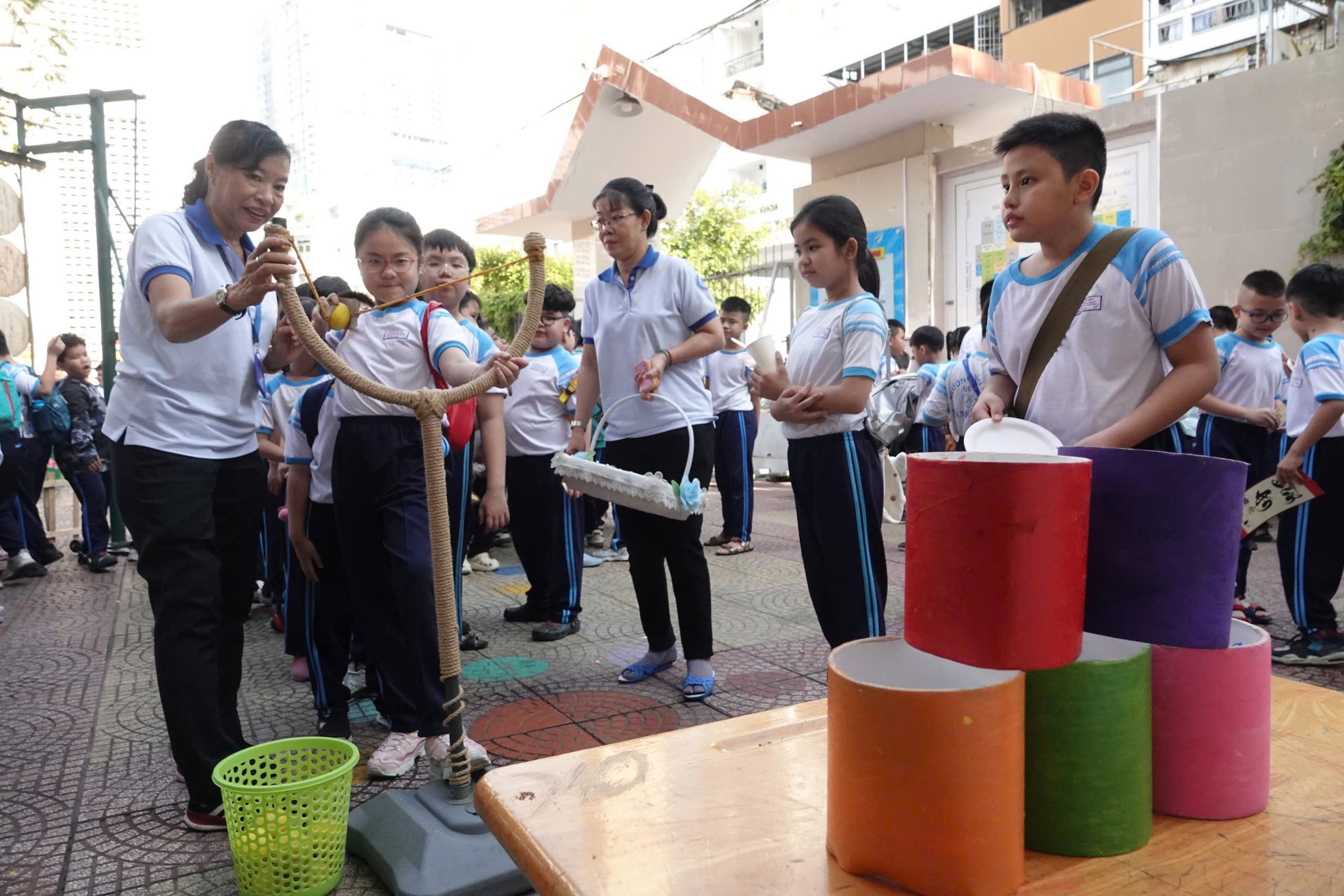 Học sinh TPHCM 'bung xõa' hết cỡ ở hội xuân trước ngày nghỉ Tết ảnh 2