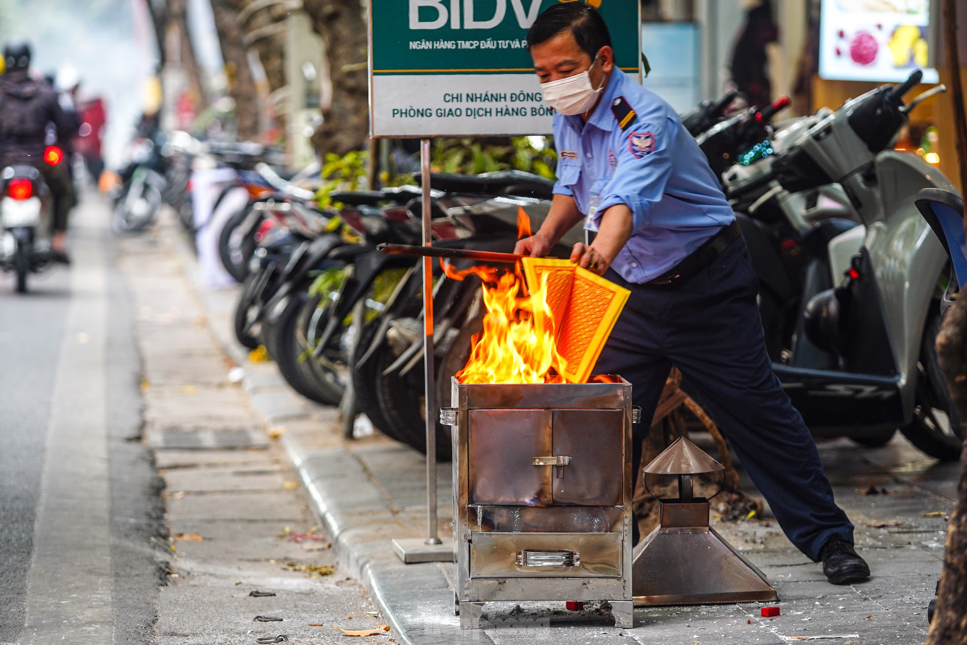 Dân phố cổ Hà Nội đốt vàng mã cúng Táo quân ngoài đường, khói bốc nghi ngút ảnh 4