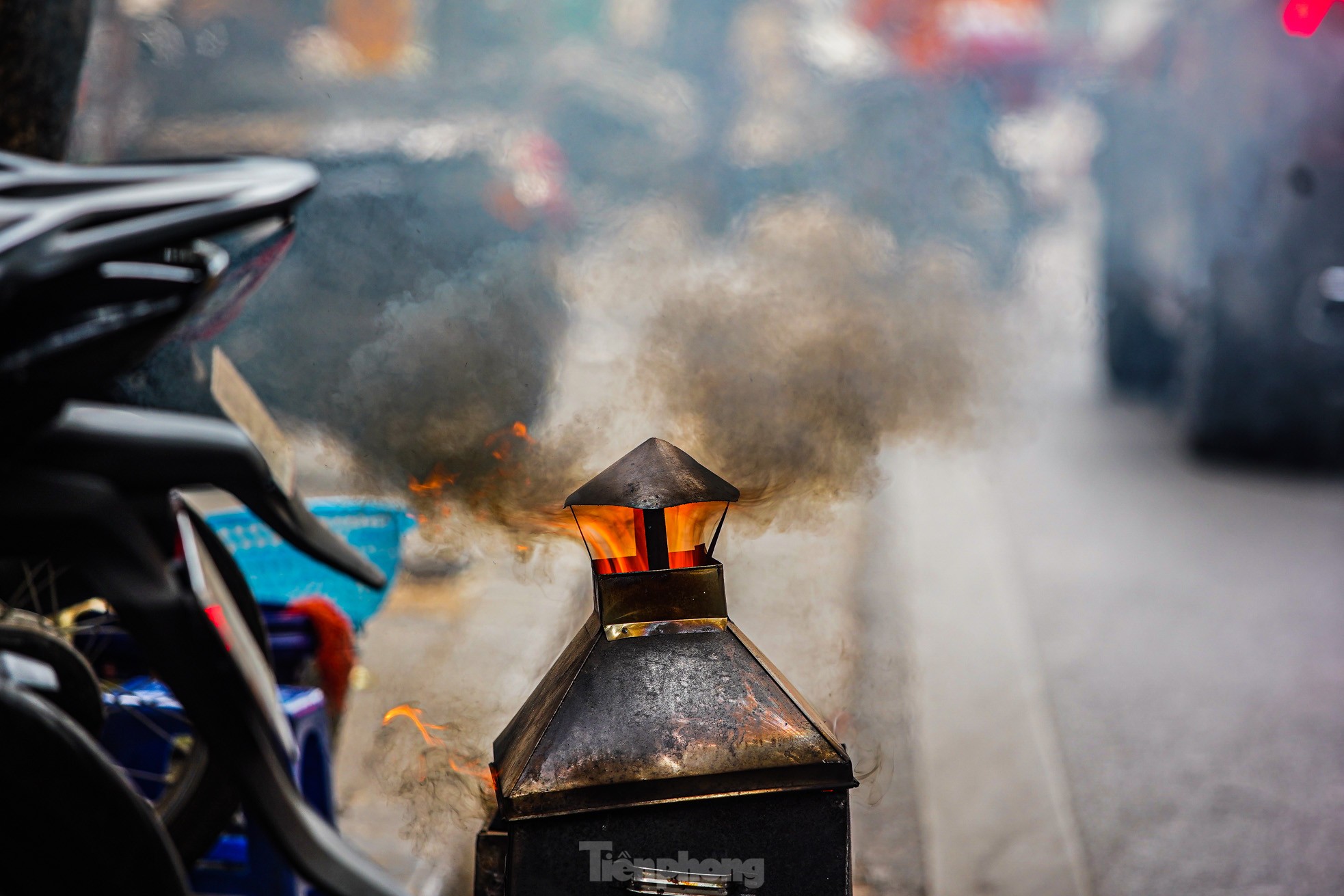 Dân phố cổ Hà Nội đốt vàng mã cúng Táo quân ngoài đường, khói bốc nghi ngút ảnh 8