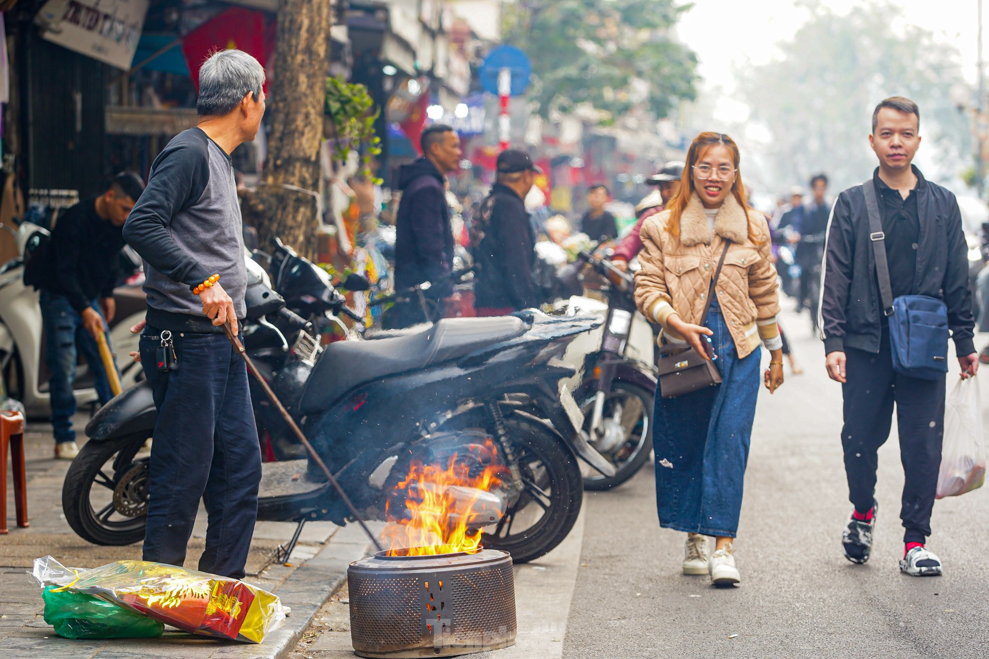 Dân phố cổ Hà Nội đốt vàng mã cúng Táo quân ngoài đường, khói bốc nghi ngút ảnh 9