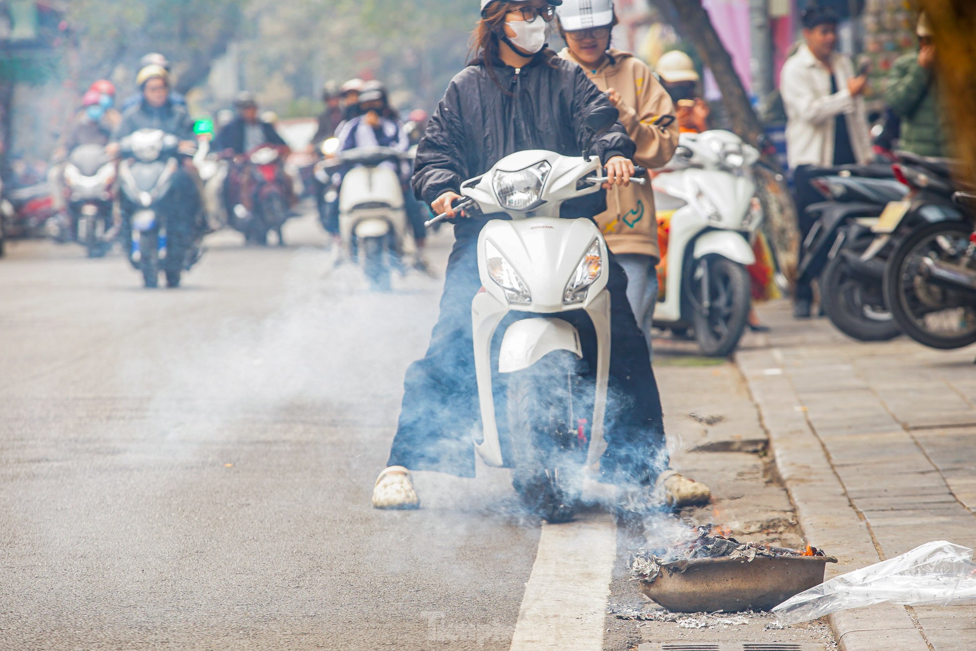 Dân phố cổ Hà Nội đốt vàng mã cúng Táo quân ngoài đường, khói bốc nghi ngút ảnh 12