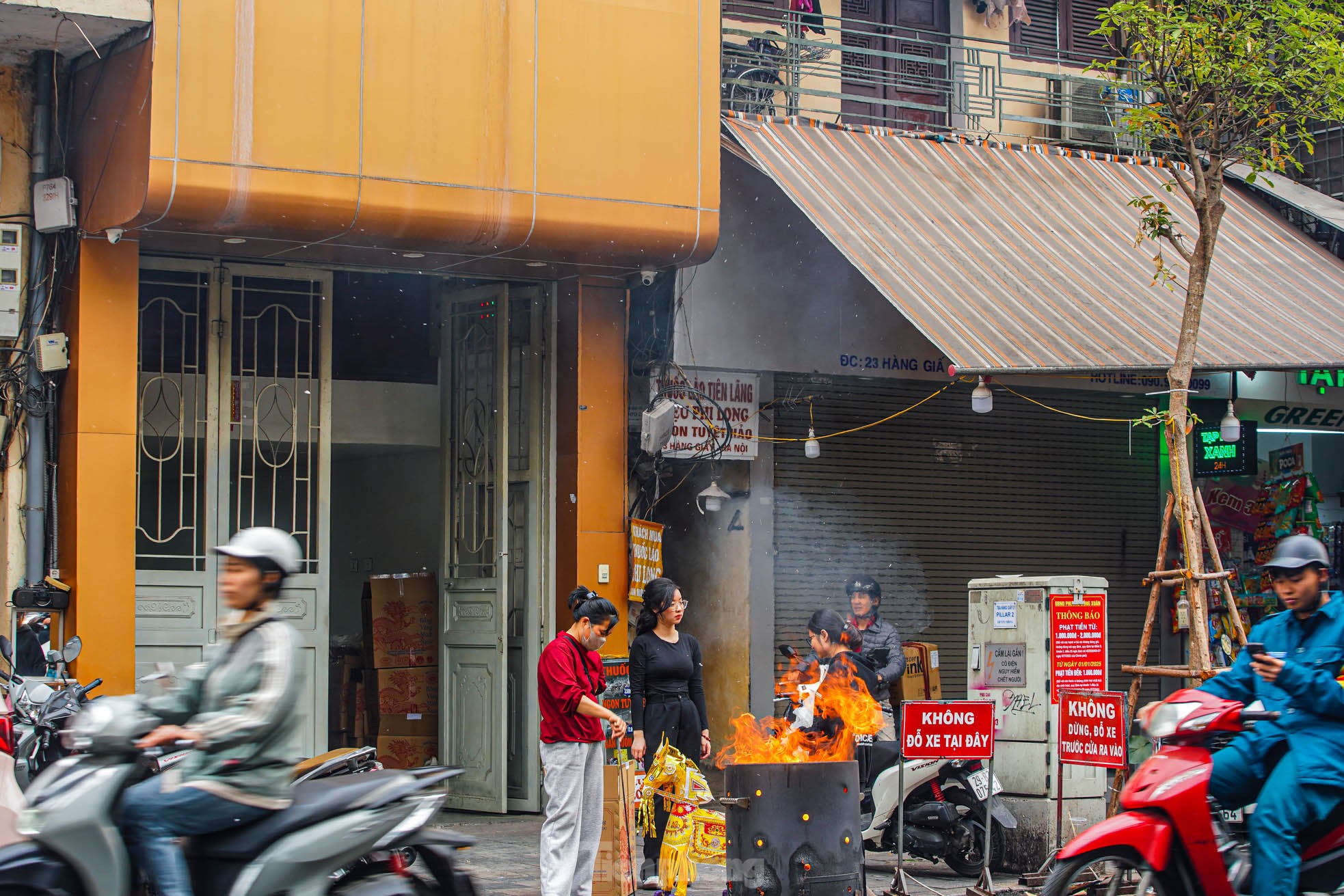 Dân phố cổ Hà Nội đốt vàng mã cúng Táo quân ngoài đường, khói bốc nghi ngút ảnh 13