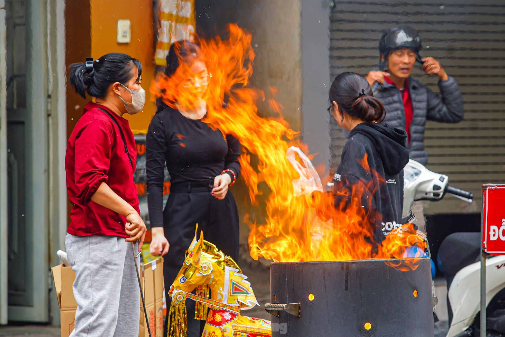 Dân phố cổ Hà Nội đốt vàng mã cúng Táo quân ngoài đường, khói bốc nghi ngút ảnh 14