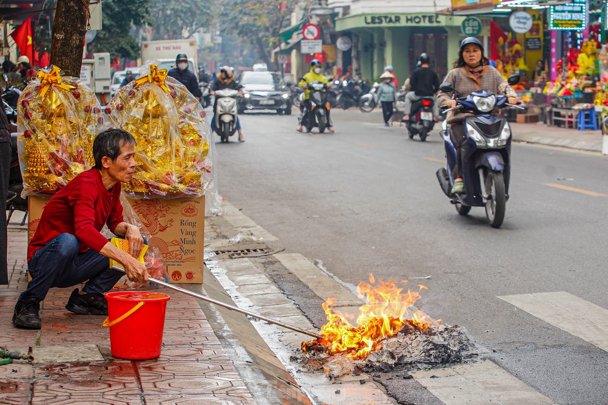 Dân phố cổ Hà Nội đốt vàng mã cúng Táo quân ngoài đường, khói bốc nghi ngút ảnh 18