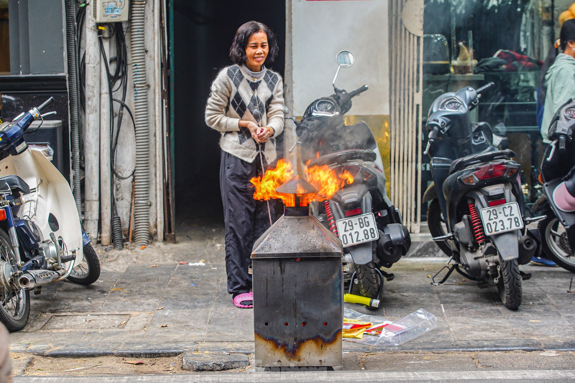 Dân phố cổ Hà Nội đốt vàng mã cúng Táo quân ngoài đường, khói bốc nghi ngút ảnh 21