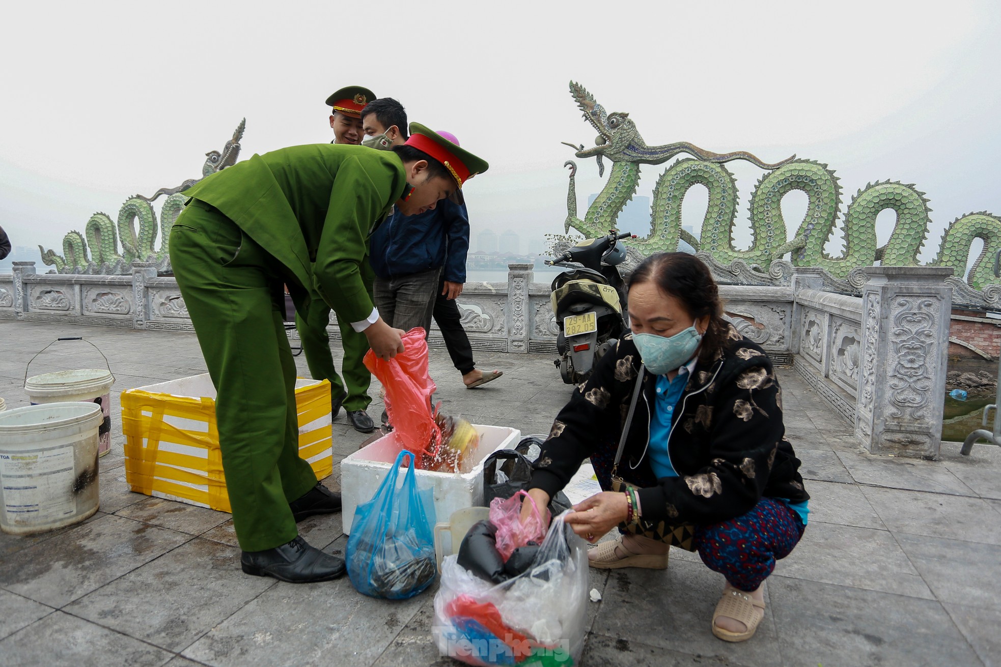 Người Hà Nội thả cá tiễn ông Công ông Táo về trời theo cách văn minh ảnh 2
