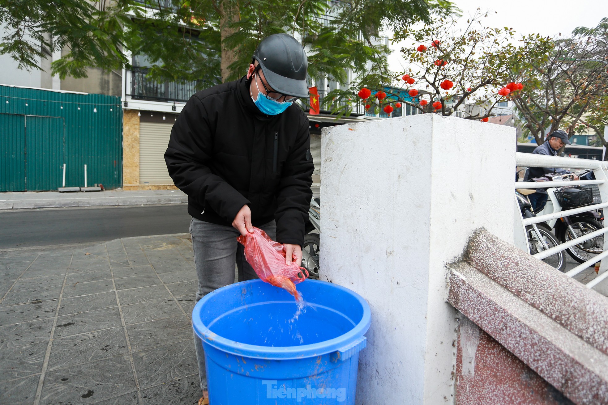 Người Hà Nội thả cá tiễn ông Công ông Táo về trời theo cách văn minh ảnh 6