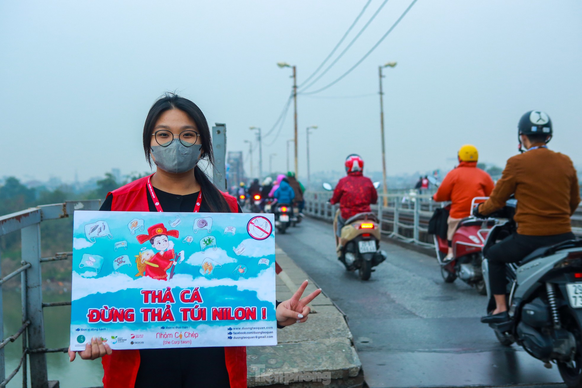 Người Hà Nội thả cá tiễn ông Công ông Táo về trời theo cách văn minh ảnh 10