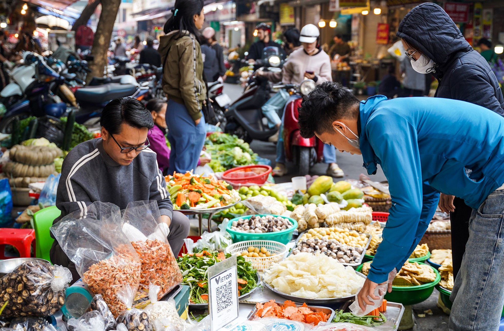 Tết ông Công ông Táo: Đồ cúng chế biến phong phú, gà ngậm hoa hồng giá 500.000đ/con ảnh 2