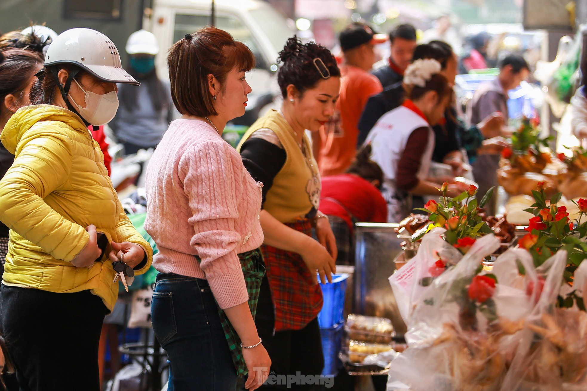 Tết ông Công ông Táo: Đồ cúng chế biến phong phú, gà ngậm hoa hồng giá 500.000đ/con ảnh 8