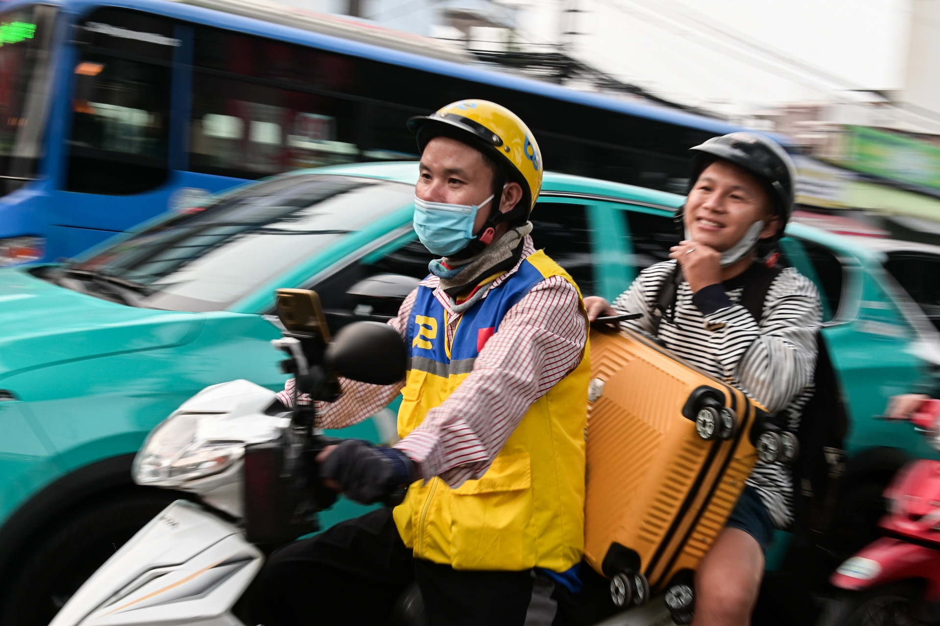 Hết giờ ngày việc cuối của năm, người và xe nhộn nhịp rời TPHCM về quê ăn Tết