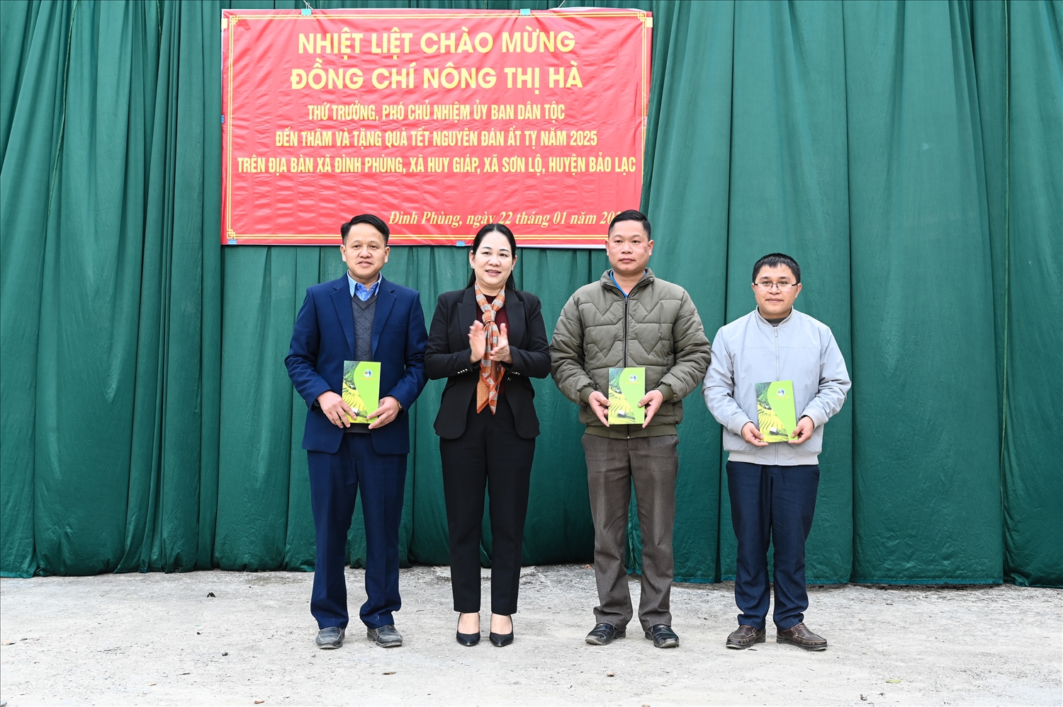 Thứ trưởng, Phó Chủ nhiệm UBDT Nông Thị Hà tặng quà cho tập thể các xã Huy Giáp, Đình Phùng, Sơn Lộ thuộc huyện Bảo Lạc, tỉnh Cao Bằng Thứ trưởng, Phó Chủ nhiệm UBDT Nông Thị Hà tặng quà cho tập thể các xã Huy Giáp, Đình Phùng, Sơn Lộ thuộc huyện Bảo Lạc, tỉnh Cao Bằng