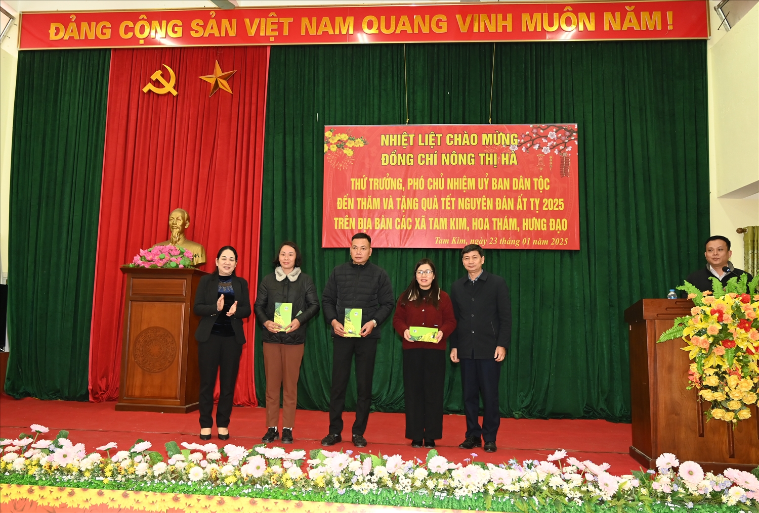 Thứ trưởng, Phó Chủ nhiệm UBDT Nông Thị Hà; Trưởng Ban dân tộc tỉnh Cao Bằng Bế Văn Hùng tặng quà cho tập thể các xã Hoa Thám, Tam Kim, Hưng Đạo thuộc huyện Nguyên Bình, tỉnh Cao Bằng Thứ trưởng, Phó Chủ nhiệm UBDT Nông Thị Hà; Trưởng Ban dân tộc tỉnh Cao Bằng Bế Văn Hùng tặng quà cho tập thể các xã Hoa Thám, Tam Kim, Hưng Đạo thuộc huyện Nguyên Bình, tỉnh Cao Bằng