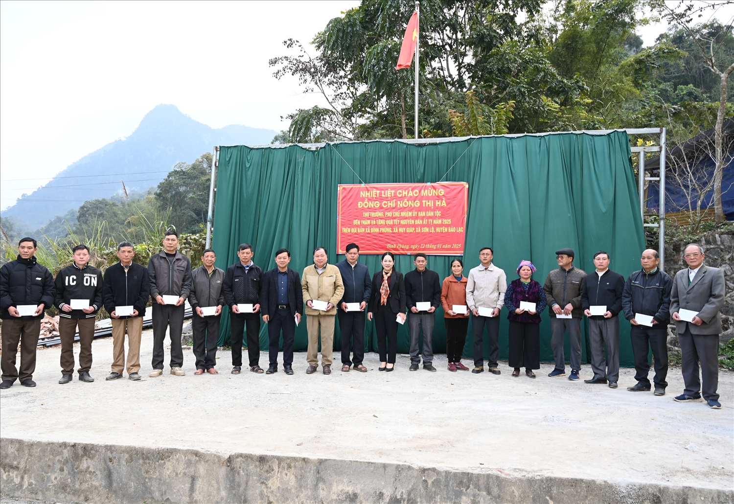 Thứ trưởng, Phó Chủ nhiệm Nông Thị Hà ; Bí thư Huyện ủy Bảo Lạc Lã Hoài Nam tặng quà Tết cho Người có uy tín của 3 xã Huy Giáp, Đình Phùng, Sơn Lộ huyện Bảo Lạc Thứ trưởng, Phó Chủ nhiệm Nông Thị Hà ; Bí thư Huyện ủy Bảo Lạc Lã Hoài Nam tặng quà Tết cho Người có uy tín của 3 xã Huy Giáp, Đình Phùng, Sơn Lộ huyện Bảo Lạc