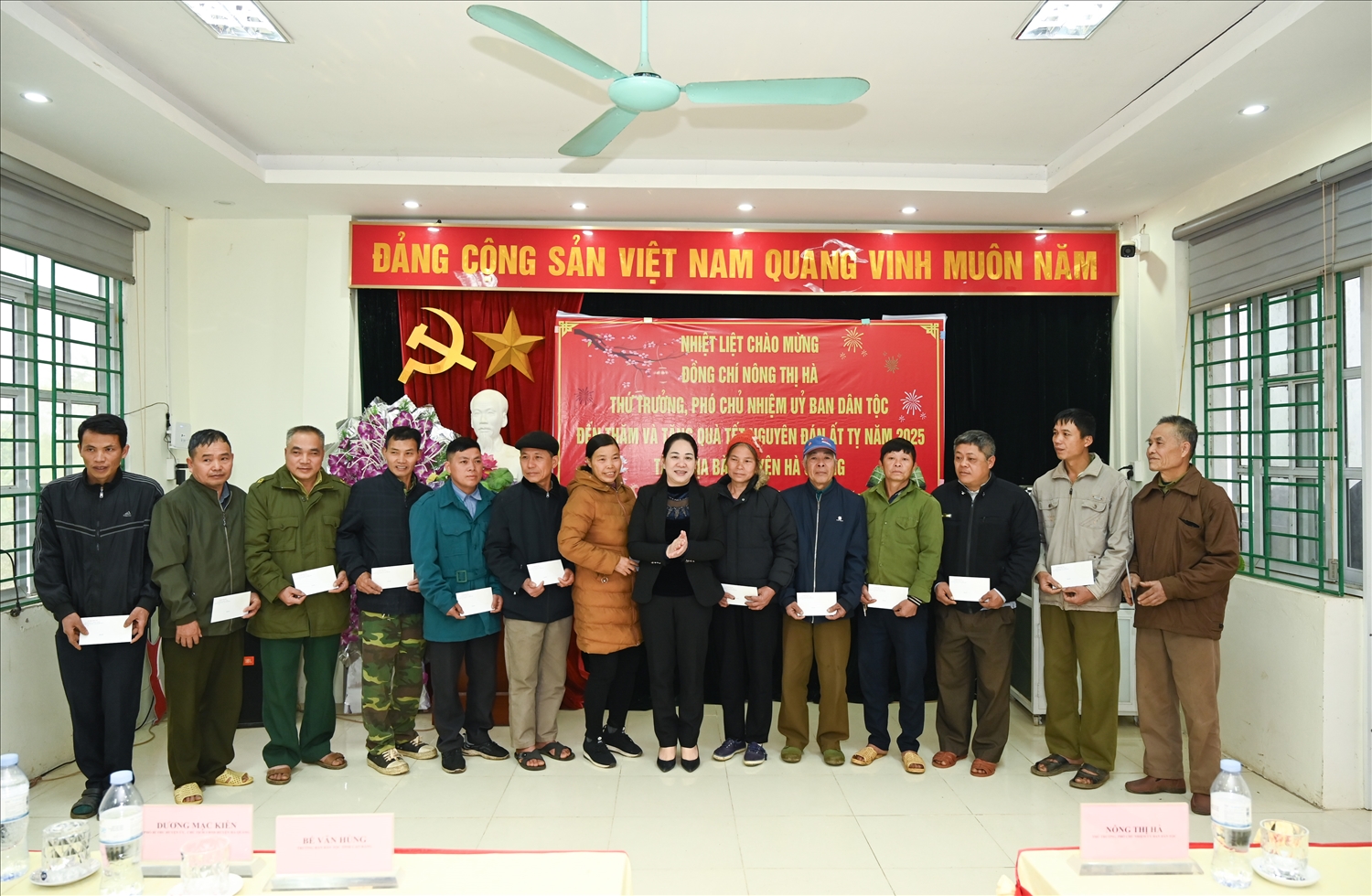 Thứ trưởng, Phó Chủ nhiệm Nông Thị Hà tặng quà Tết cho Người có uy tín của 3 xã Cần Nông, Cần Yên, Lương Thông huyện Hà Quảng Thứ trưởng, Phó Chủ nhiệm Nông Thị Hà tặng quà Tết cho Người có uy tín của 3 xã Cần Nông, Cần Yên, Lương Thông huyện Hà Quảng