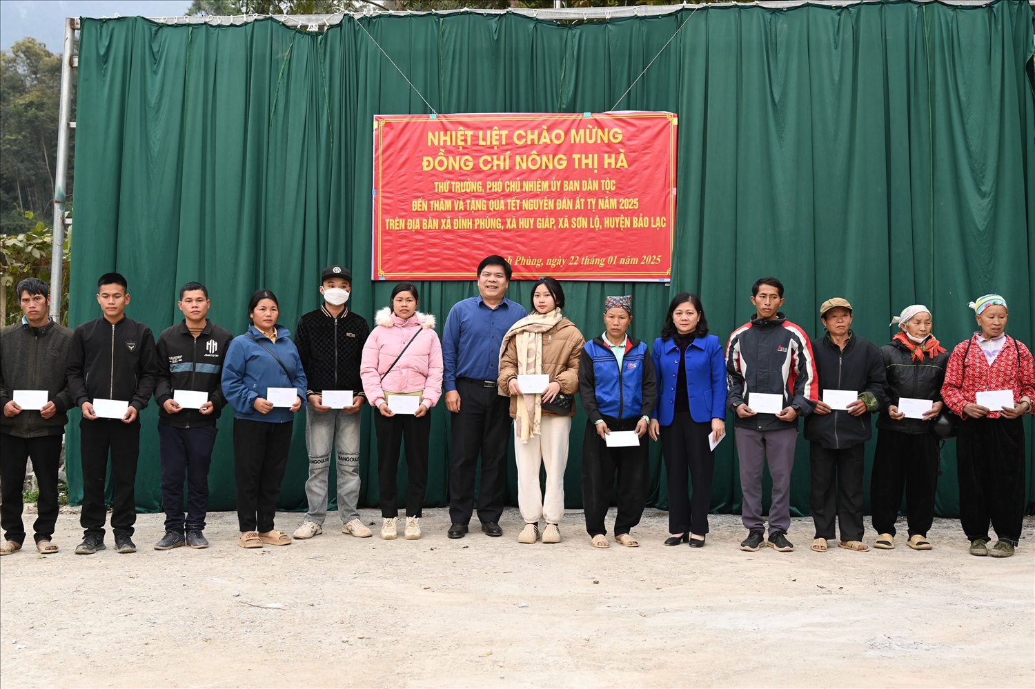 Phó Vụ trưởng Vụ Tuyên truyền UBDT Đinh Xuân Thắng; Phó chủ tịch UBND huyện Bảo Lạc Hoàng Thị Đà tặng quà cho các gia đình hộ nghèo người DTTS tại huyện Bảo Lạc Phó Vụ trưởng Vụ Tuyên truyền UBDT Đinh Xuân Thắng; Phó chủ tịch UBND huyện Bảo Lạc Hoàng Thị Đà tặng quà cho các gia đình hộ nghèo người DTTS tại huyện Bảo Lạc
