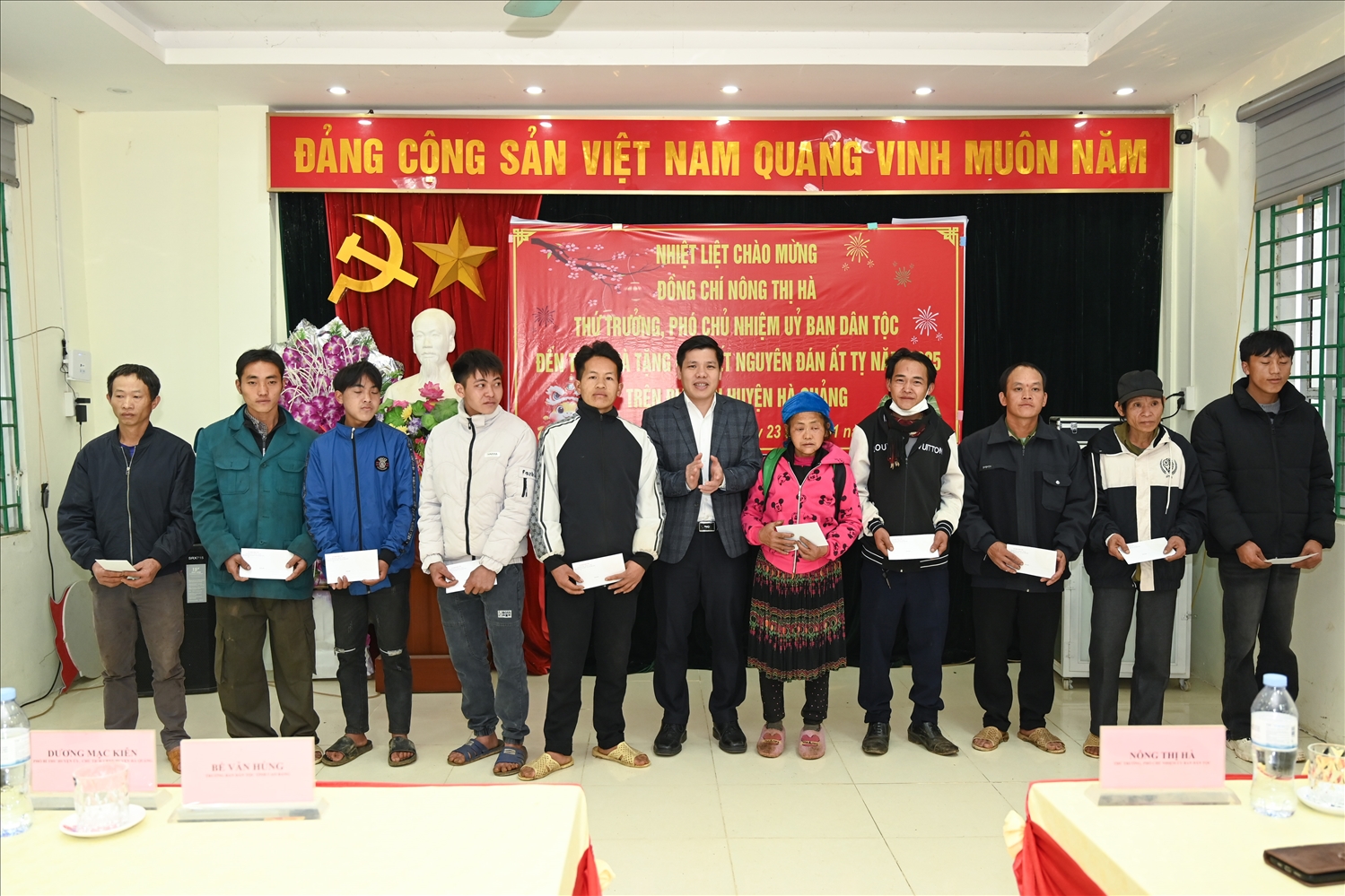 Chủ tịch UBND huyện Hà Quảng Dương Mạc Kiên thay mặt Đoàn công tác tặng quà tặng quà cho các gia đình hộ nghèo người DTTS trên địa bàn 03 xã Cần Nông, Cần Yên, Lương Thông Chủ tịch UBND huyện Hà Quảng Dương Mạc Kiên thay mặt Đoàn công tác tặng quà tặng quà cho các gia đình hộ nghèo người DTTS trên địa bàn 03 xã Cần Nông, Cần Yên, Lương Thông