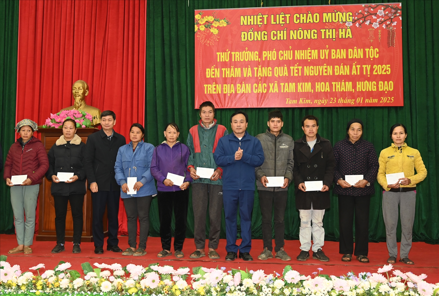 Trưởng Ban dân tộc tỉnh Cao Bằng Bế Văn Hùng ; Chủ tịch UBND huyện Nguyên Bình Đào Nguyên Phong thay mặt Đoàn công tác trao quà tặng quà cho các gia đình hộ nghèo người DTTS huyện Nguyên Bình Trưởng Ban dân tộc tỉnh Cao Bằng Bế Văn Hùng ; Chủ tịch UBND huyện Nguyên Bình Đào Nguyên Phong thay mặt Đoàn công tác trao quà tặng quà cho các gia đình hộ nghèo người DTTS huyện Nguyên Bình