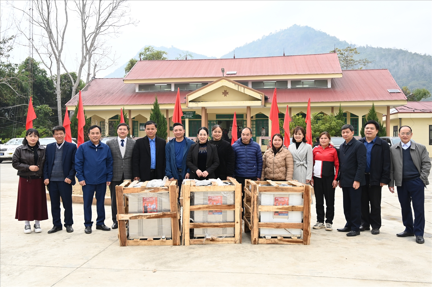 Nhân dịp này Đoàn công tác đã trao tặng 16 bếp củi thông minh cho 16 Trường học Bán trú trên địa bàn tỉnh Cao Bằng Nhân dịp này Đoàn công tác đã trao tặng 16 bếp củi thông minh cho 16 Trường học Bán trú trên địa bàn tỉnh Cao Bằng