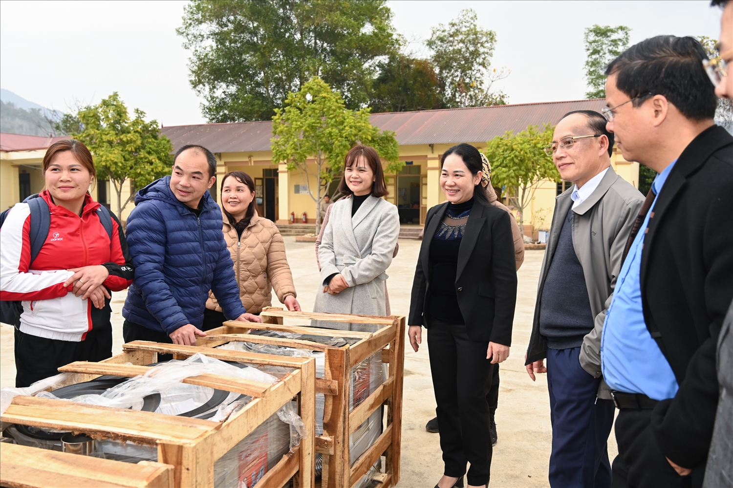 Bếp củi thông minh Thiện Nhân, lần đầu tiên được Công ty A99 sáng chế và sản xuất tại Việt Nam với công dụng đặc biệt: Nấu củi không có khói, thân thiện với môi trường - tận dụng được nguồn nguyên liệu sẵn có bao gồm tất cả các loại gỗ củi Bếp củi thông minh Thiện Nhân, lần đầu tiên được Công ty A99 sáng chế và sản xuất tại Việt Nam với công dụng đặc biệt: Nấu củi không có khói, thân thiện với môi trường - tận dụng được nguồn nguyên liệu sẵn có bao gồm tất cả các loại gỗ củi
