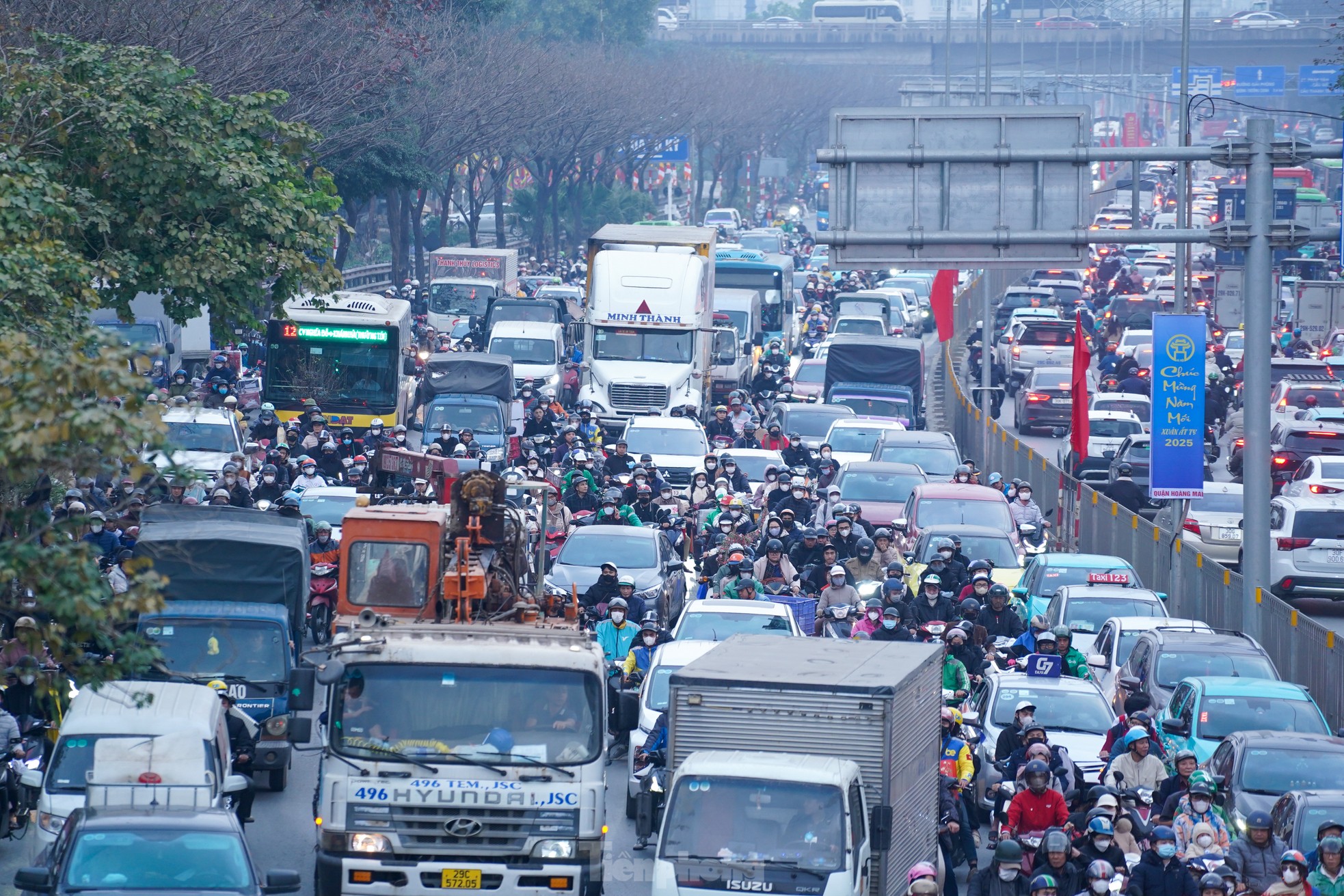 Giao thông Thủ đô 'căng như dây đàn' trong ngày làm việc cuối cùng ảnh 12