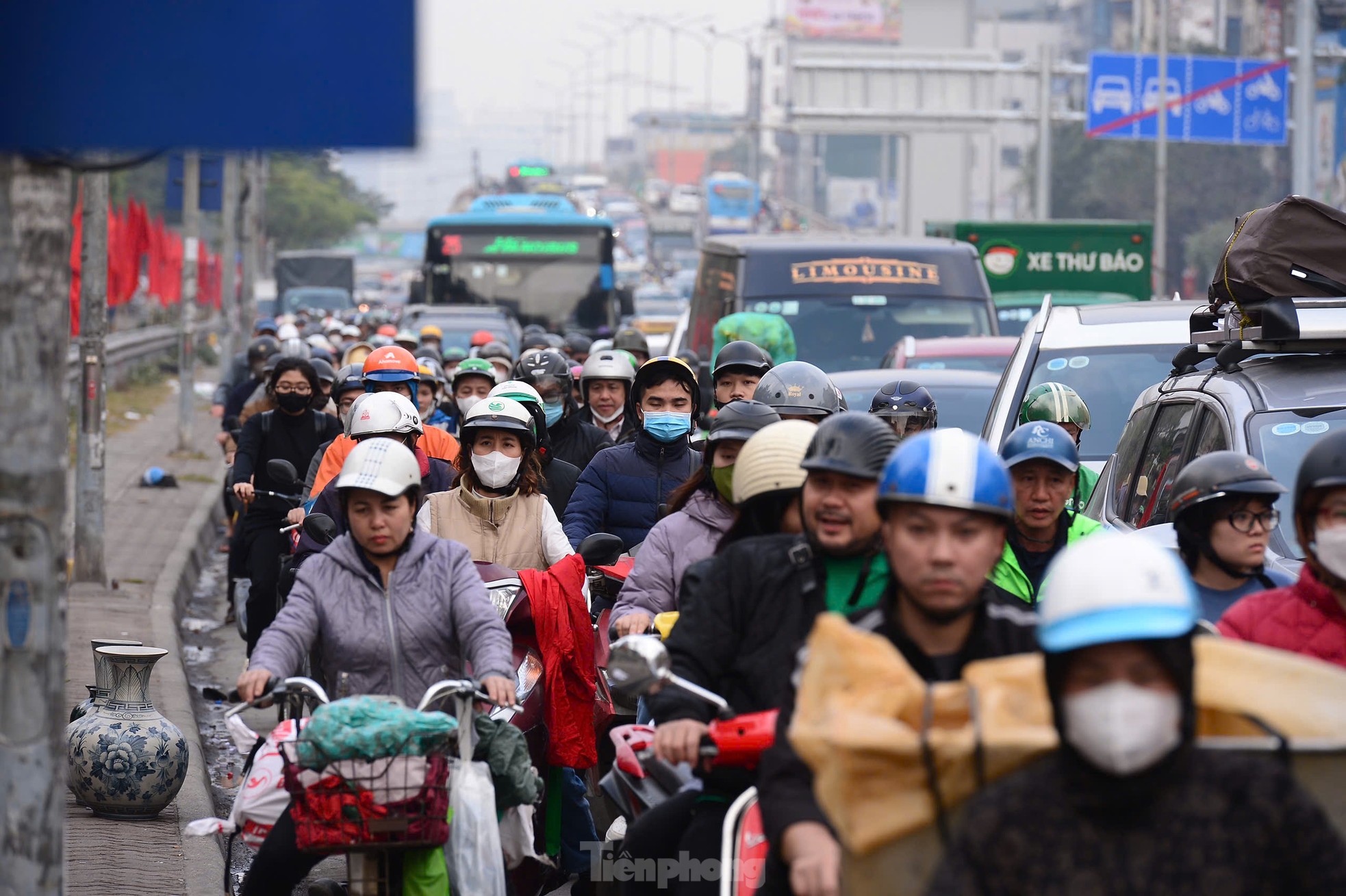 Giao thông Thủ đô 'căng như dây đàn' trong ngày làm việc cuối cùng ảnh 15