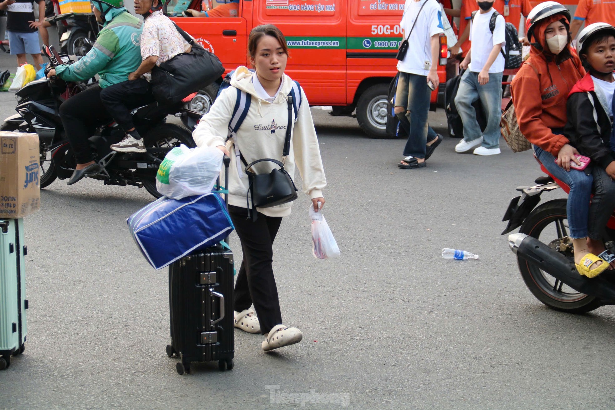 Sau ngày làm việc cuối năm, đông nghịt người dân rời TPHCM về quê đón Tết ảnh 4