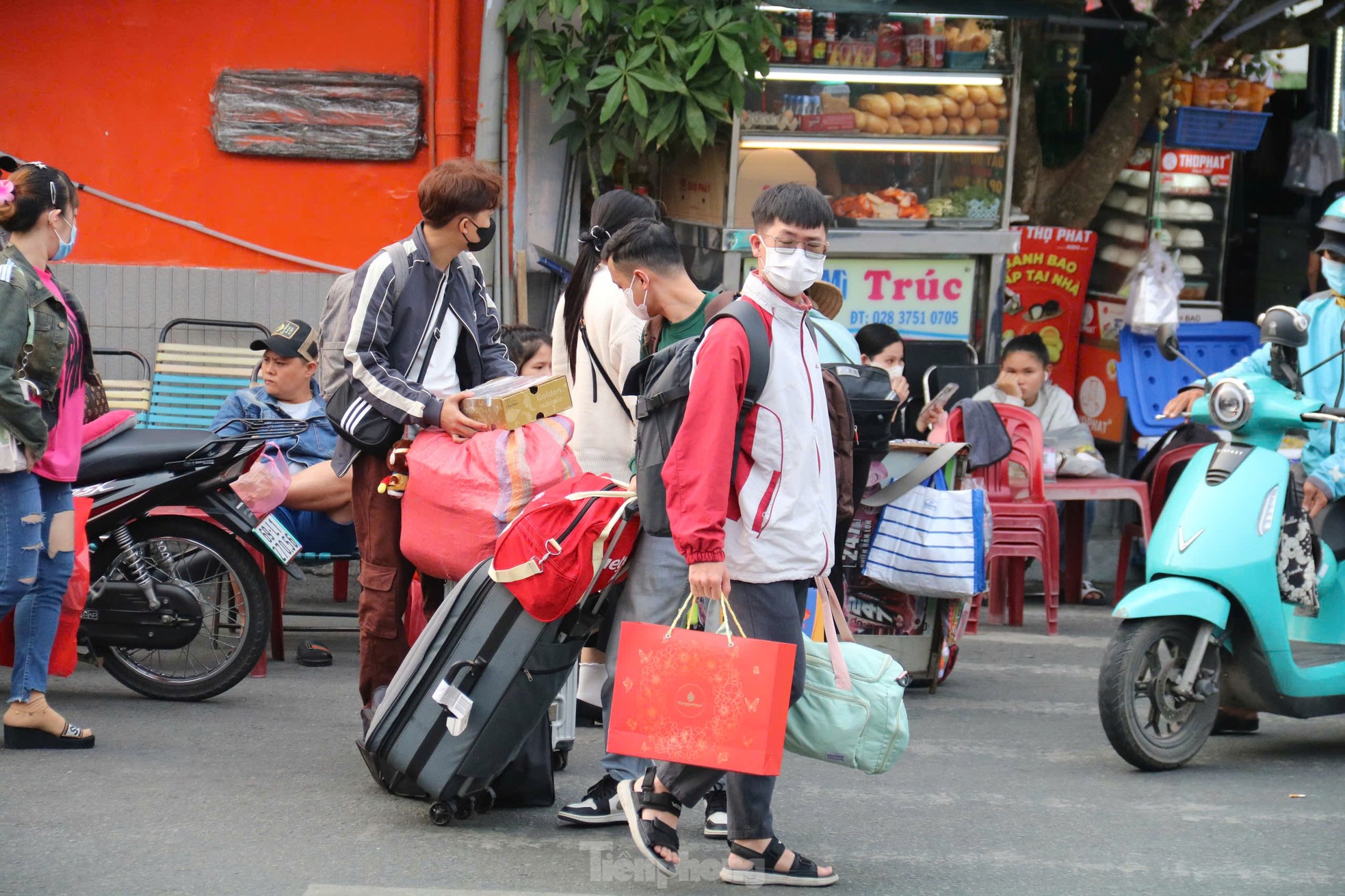 Sau ngày làm việc cuối năm, đông nghịt người dân rời TPHCM về quê đón Tết ảnh 5