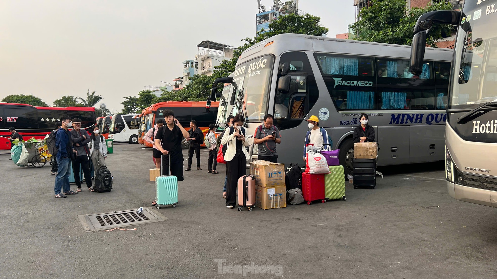 Sau ngày làm việc cuối năm, đông nghịt người dân rời TPHCM về quê đón Tết ảnh 11