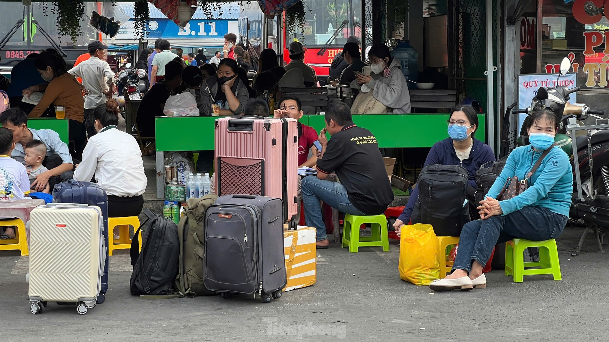 Sau ngày làm việc cuối năm, đông nghịt người dân rời TPHCM về quê đón Tết ảnh 12