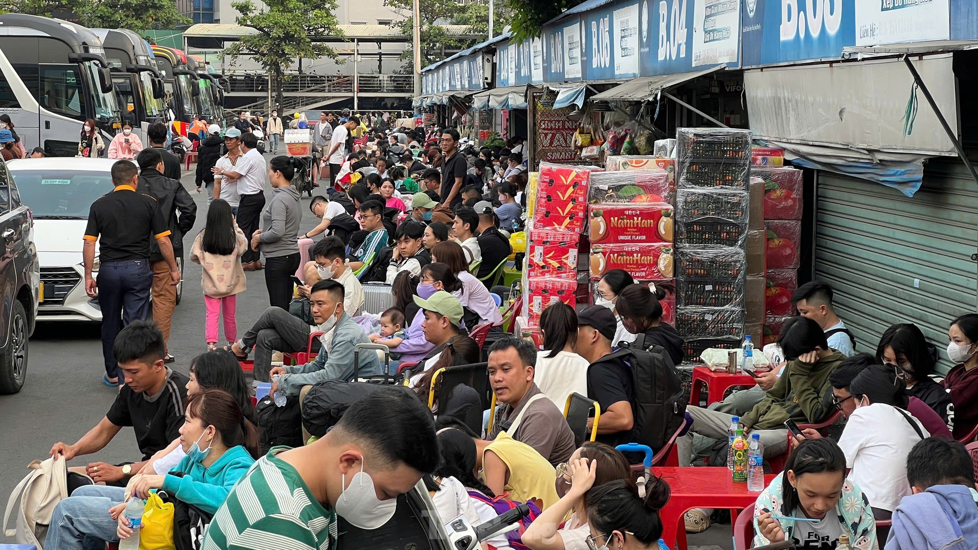 Sau ngày làm việc cuối năm, đông nghịt người dân rời TPHCM về quê đón Tết ảnh 13