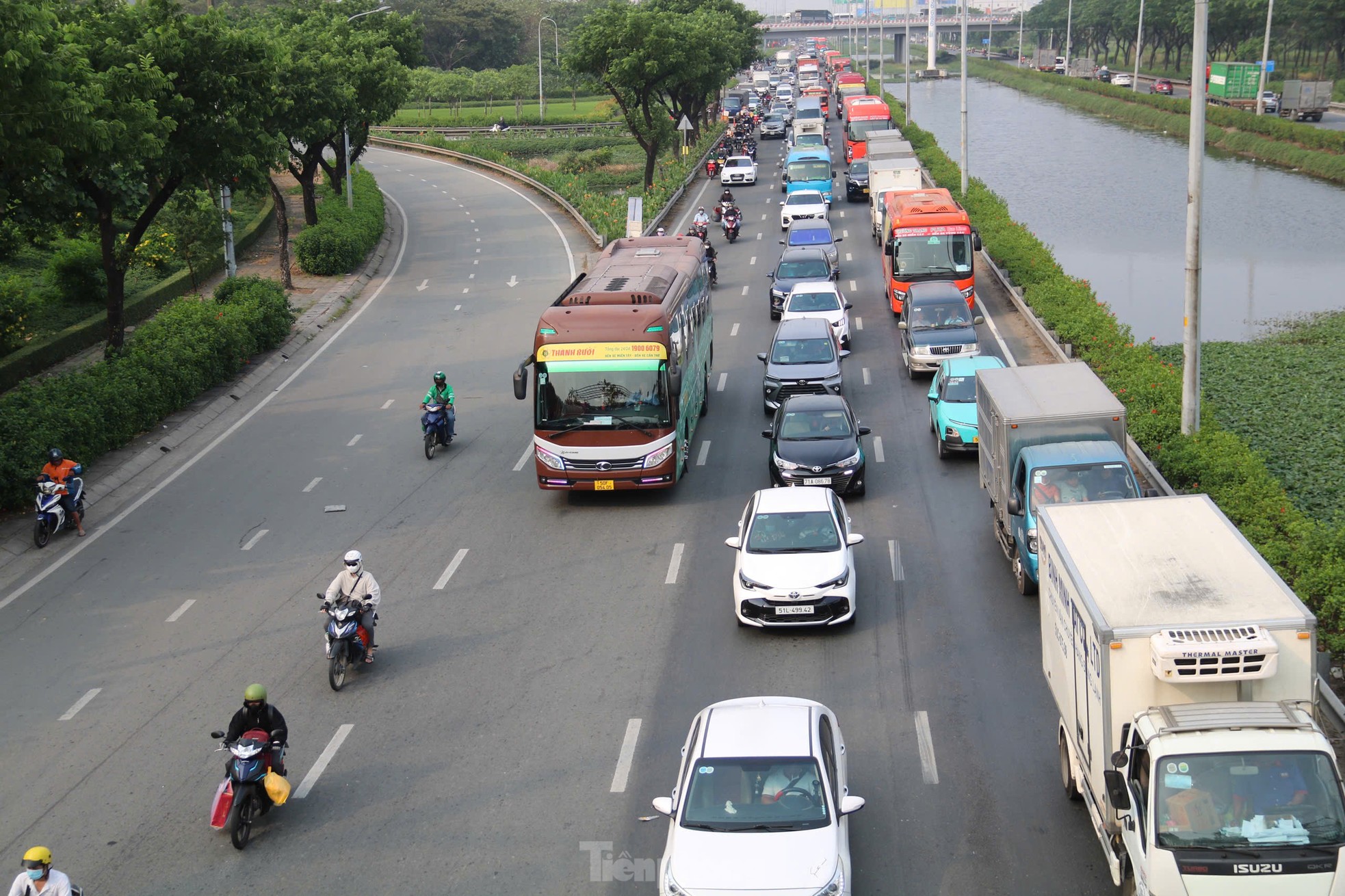 Sau ngày làm việc cuối năm, đông nghịt người dân rời TPHCM về quê đón Tết ảnh 14