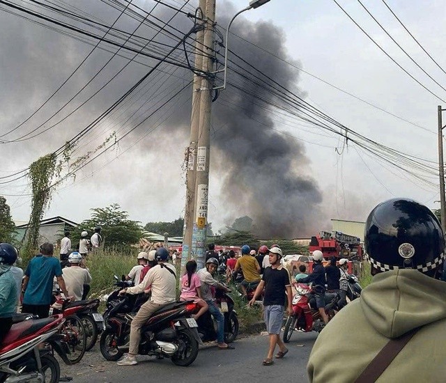 Cháy dữ dội xưởng gỗ ở Thủ Đức, bộ đội giúp dập lửa, di dời tài sản ảnh 2