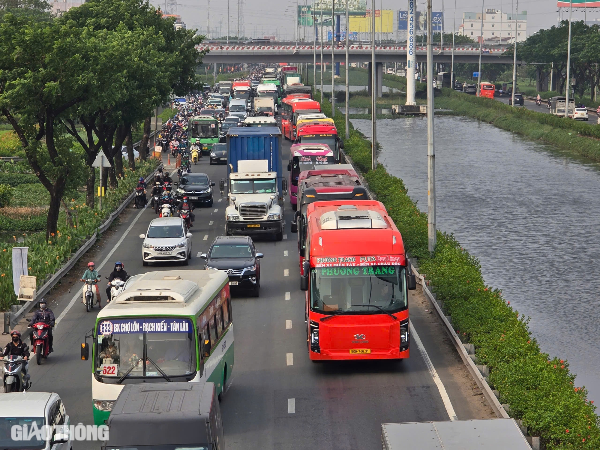 Hàng ngàn xe con đổ về cao tốc, giao thông phía Đông TP.HCM ùn ứ nặng- Ảnh 12.