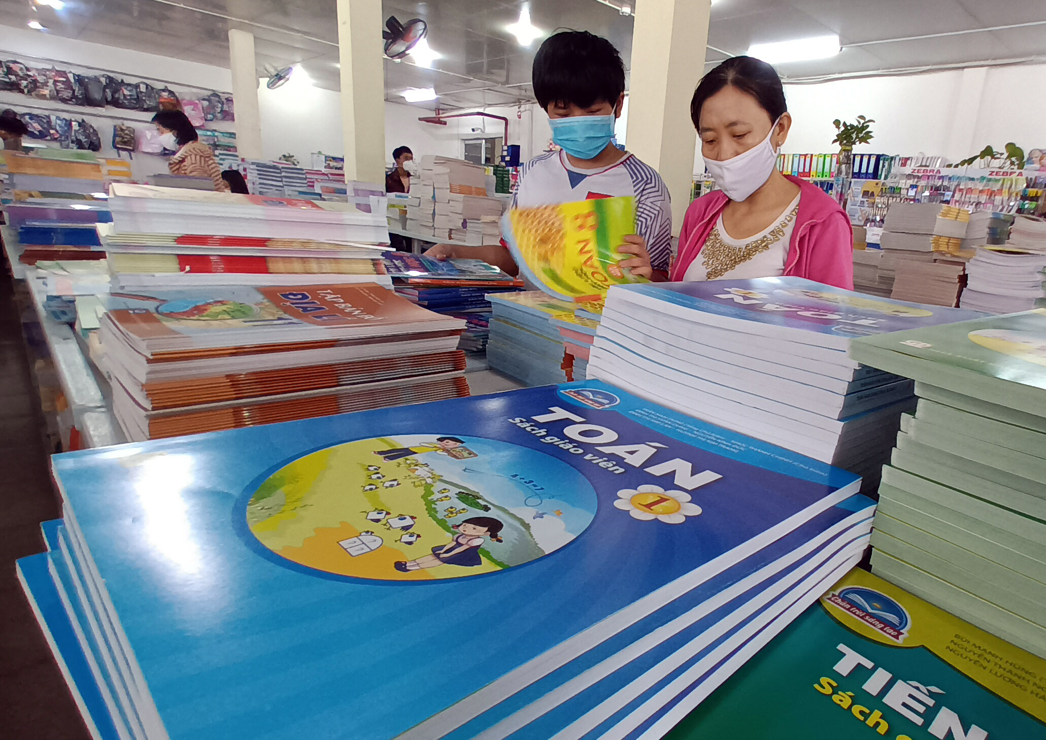 Để phụ huynh không bức xúc vì chủ trương nhiều bộ sách giáo khoa- Ảnh 2. Để phụ huynh không bức xúc vì chủ trương nhiều bộ sách giáo khoa- Ảnh 2.