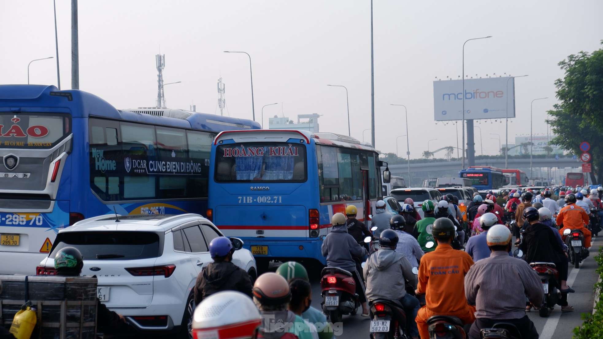 'Chen chân' ở cửa ngõ TPHCM sáng 25 Tết ảnh 2