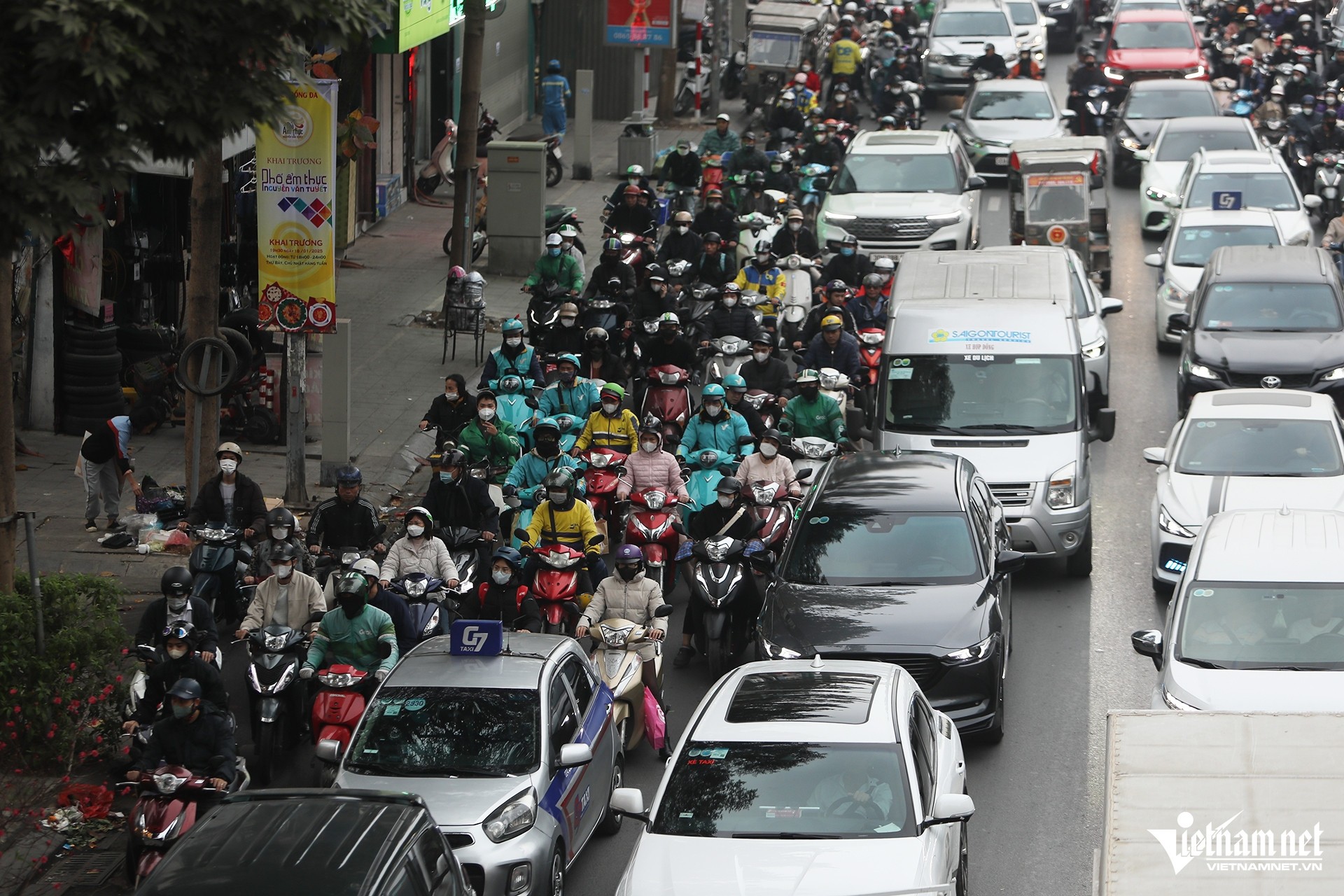 Cận Tết Nguyên đán, dòng ô tô 'bao vây' xe máy trên đường phố Hà Nội ảnh 2