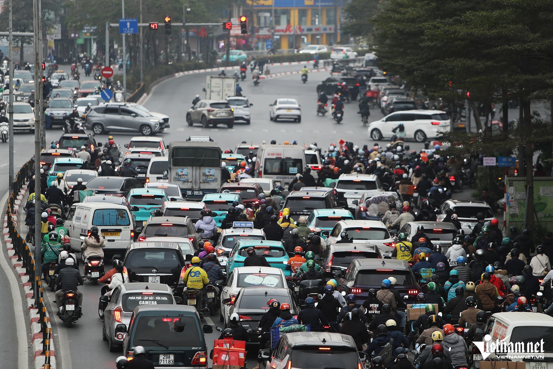 Cận Tết Nguyên đán, dòng ô tô 'bao vây' xe máy trên đường phố Hà Nội ảnh 3