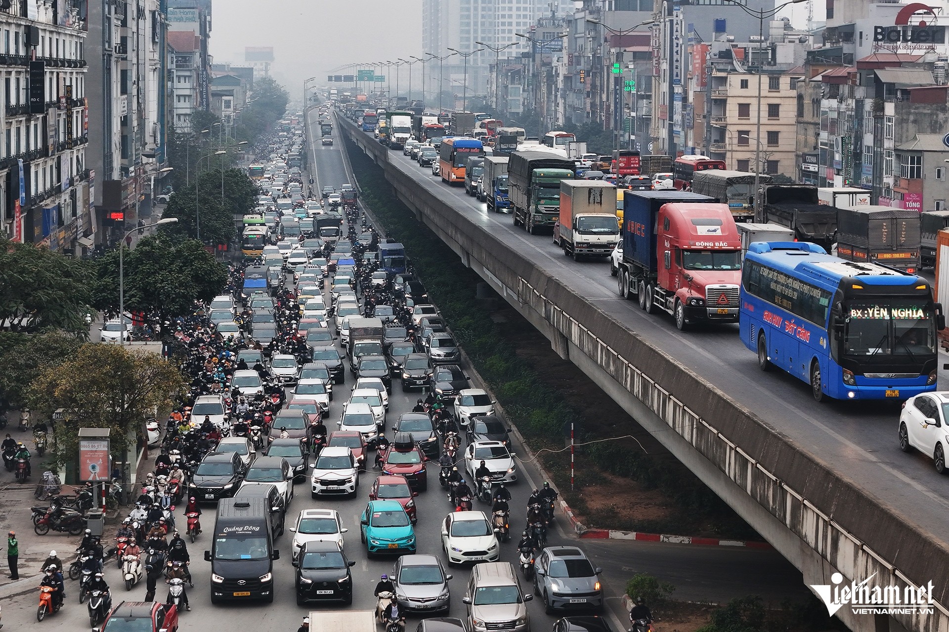 Cận Tết Nguyên đán, dòng ô tô 'bao vây' xe máy trên đường phố Hà Nội ảnh 5