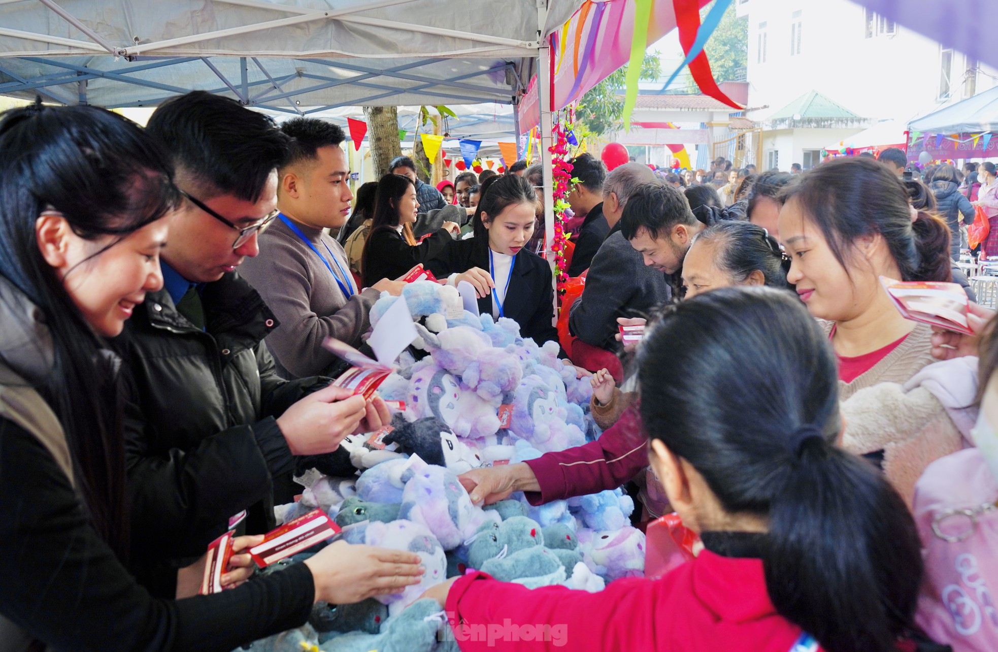 'Chợ 0 đồng', trao Tết yêu thương đến bệnh nhi nghèo ảnh 2