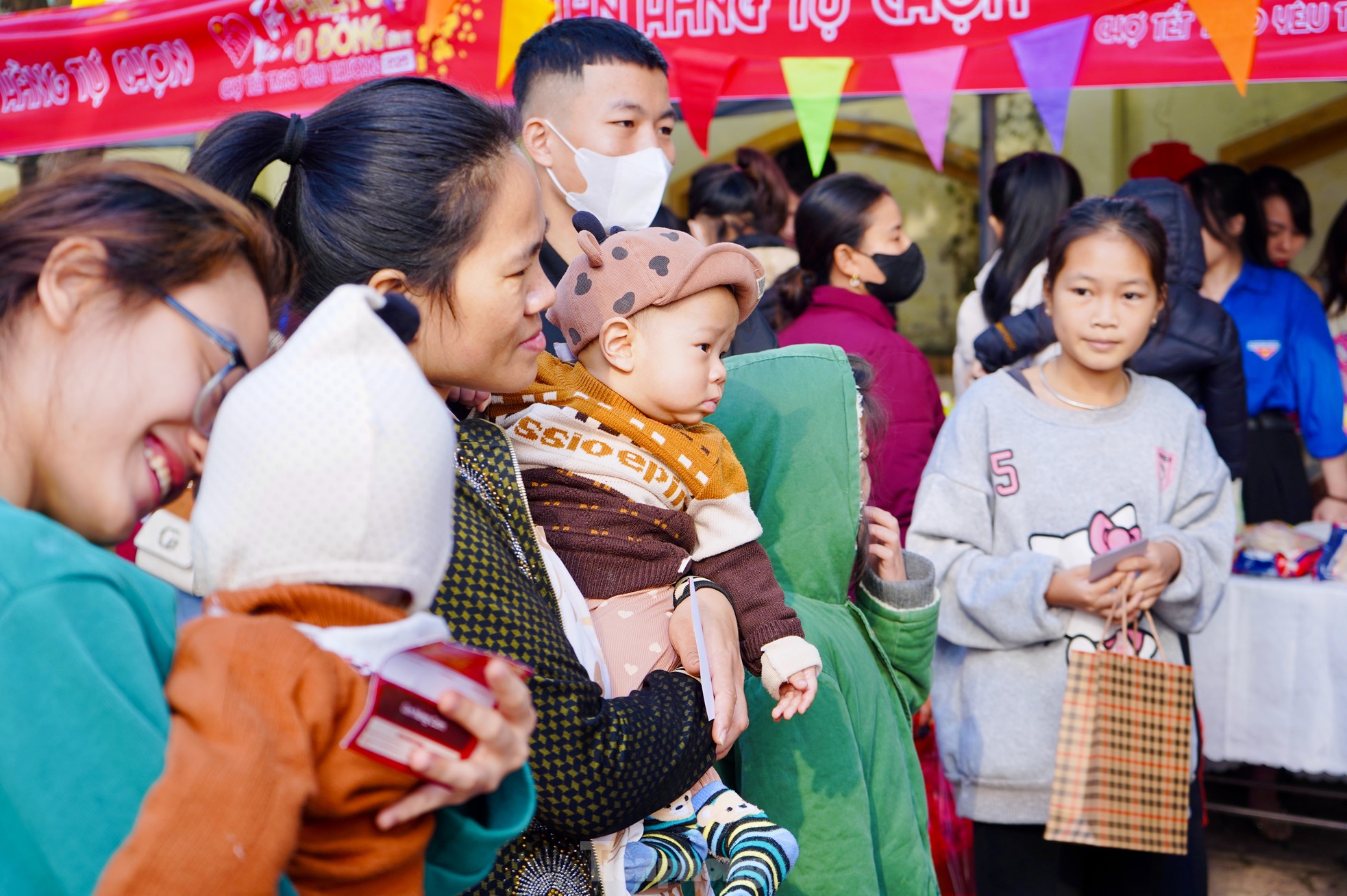 'Chợ 0 đồng', trao Tết yêu thương đến bệnh nhi nghèo ảnh 9