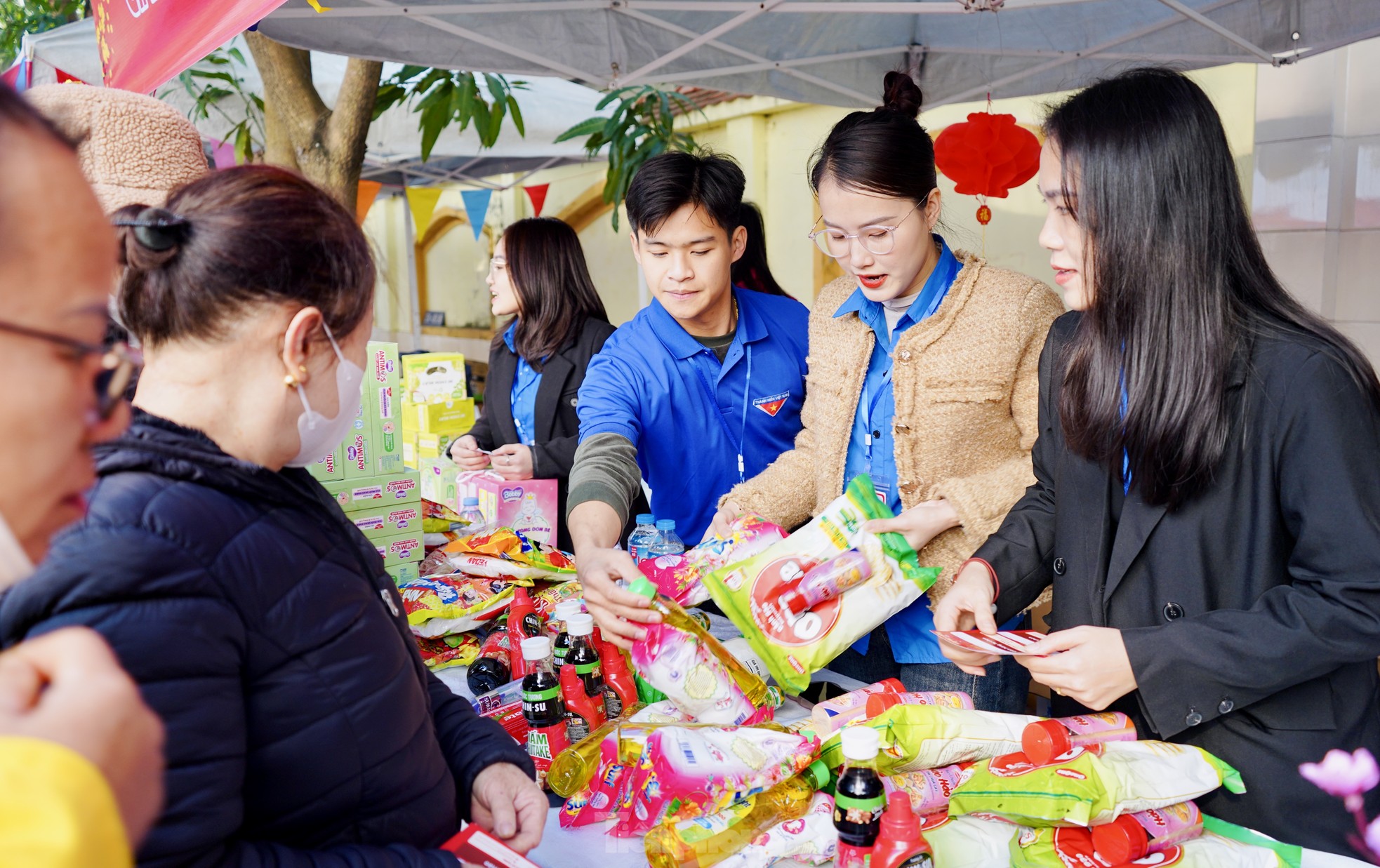 'Chợ 0 đồng', trao Tết yêu thương đến bệnh nhi nghèo ảnh 13